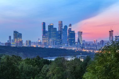 Şehir ve gökdelenlerin Sparrow Hills veya Vorobyovy Gory gözlem platformundan (güzel bir günbatımının arkaplanına karşı) Moskova şehri Moskva nehrinin 85 metre veya deniz seviyesinden 200 metre yukarısında yer alıyor. Moskova, Rusya