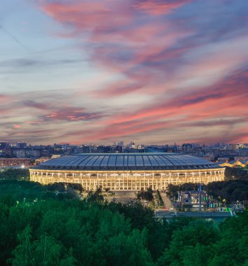Moskova 'nın ortasındaki Sparrow Hills veya Vorobyovy Gory gözlem platformundan (gün batımındaki) Moskva nehrinin 85 metre yukarısındaki dik bir kıyıda, ya da deniz seviyesinin 200 metre yukarısındadır. Moskova, Rusya