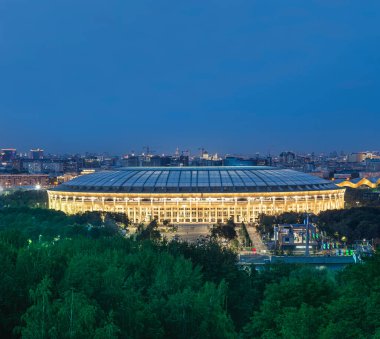 Sparrow Hills 'ten Luzhniki Stadyumu' nun manzarası veya güzel bir günbatımının arka planında Vorobyovy Gory gözlem platformu (görüntüleme). Moskova, Rusya