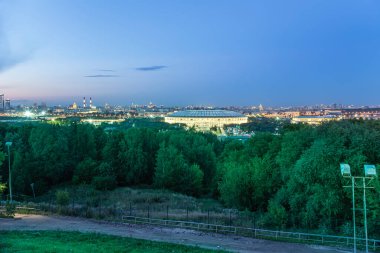 Moskova 'nın ortasındaki Sparrow Hills veya Vorobyovy Gory gözlem platformundan (gün batımındaki) Moskva nehrinin 85 metre yukarısındaki dik bir kıyıda, ya da deniz seviyesinin 200 metre yukarısındadır. Rusya