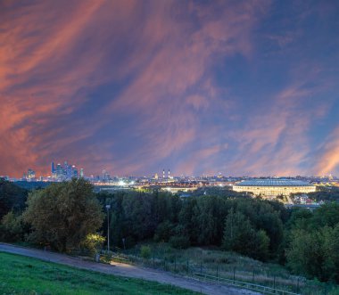 Moskova 'nın ortasındaki Sparrow Hills veya Vorobyovy Gory gözlem platformundan (gün batımındaki) Moskva nehrinin 85 metre yukarısındaki dik bir kıyıda, ya da deniz seviyesinin 200 metre yukarısındadır. Rusya