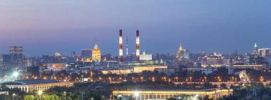 Moskova 'nın ortasındaki Sparrow Hills veya Vorobyovy Gory gözlem platformundan (gün batımındaki) Moskva nehrinin 85 metre yukarısındaki dik bir kıyıda, ya da deniz seviyesinin 200 metre yukarısındadır. Rusya