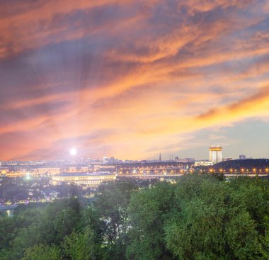 Moskova 'nın ortasındaki Sparrow Hills veya Vorobyovy Gory gözlem platformundan (gün batımındaki) Moskva nehrinin 85 metre yukarısındaki dik bir kıyıda, ya da deniz seviyesinin 200 metre yukarısındadır. Rusya