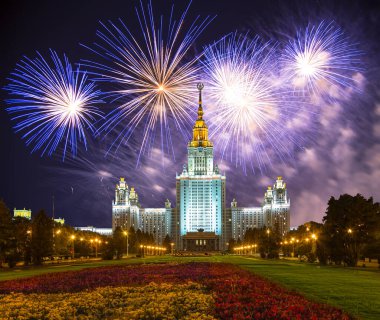 Sparrow Hills 'teki Lomonosov Moskova Devlet Üniversitesi' nde (geceleyin) havai fişek gösterisi, Rusya 'nın ana binası. Rusya 'nın en üst düzey eğitim kurumudur.