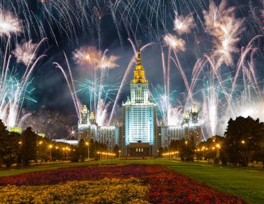 Sparrow Hills 'teki Lomonosov Moskova Devlet Üniversitesi' nde (geceleyin) havai fişek gösterisi, Rusya 'nın ana binası. Rusya 'nın en üst düzey eğitim kurumudur.