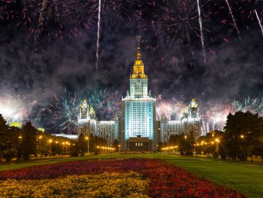 Sparrow Hills 'teki Lomonosov Moskova Devlet Üniversitesi' nde (geceleyin) havai fişek gösterisi, Rusya 'nın ana binası. Rusya 'nın en üst düzey eğitim kurumudur.