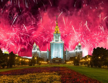 Sparrow Hills 'teki Lomonosov Moskova Devlet Üniversitesi' nde (geceleyin) havai fişek gösterisi, Rusya 'nın ana binası. Rusya 'nın en üst düzey eğitim kurumudur.