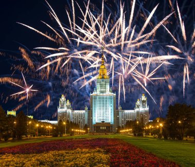 Sparrow Hills 'teki Lomonosov Moskova Devlet Üniversitesi' nde (geceleyin) havai fişek gösterisi, Rusya 'nın ana binası. Rusya 'nın en üst düzey eğitim kurumudur.