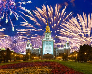 Sparrow Hills 'teki Lomonosov Moskova Devlet Üniversitesi' nde (geceleyin) havai fişek gösterisi, Rusya 'nın ana binası. Rusya 'nın en üst düzey eğitim kurumudur.