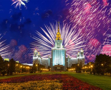 Sparrow Hills 'teki Lomonosov Moskova Devlet Üniversitesi' nde (geceleyin) havai fişek gösterisi, Rusya 'nın ana binası. Rusya 'nın en üst düzey eğitim kurumudur.