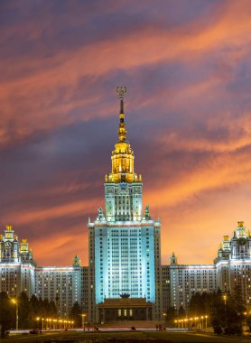 Sparrow Hills 'teki Lomonosov Moskova Devlet Üniversitesi (güzel bir günbatımının arka planında), Rusya' nın ana binası. Rusya 'nın en üst düzey eğitim kurumudur.