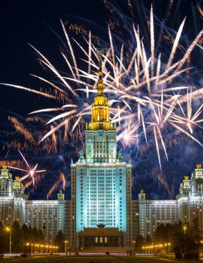 Sparrow Hills 'teki Lomonosov Moskova Devlet Üniversitesi' nde (geceleyin) havai fişek gösterisi, Rusya 'nın ana binası. Rusya 'nın en üst düzey eğitim kurumudur.