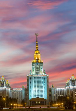 Sparrow Hills 'teki Lomonosov Moskova Devlet Üniversitesi (güzel bir günbatımının arka planında), Rusya' nın ana binası. Rusya 'nın en üst düzey eğitim kurumudur.