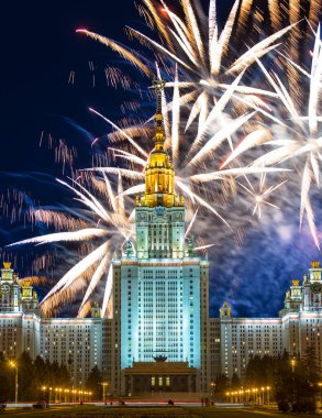 Sparrow Hills 'teki Lomonosov Moskova Devlet Üniversitesi' nde (geceleyin) havai fişek gösterisi, Rusya 'nın ana binası. Rusya 'nın en üst düzey eğitim kurumudur.