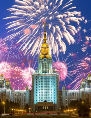 Sparrow Hills 'teki Lomonosov Moskova Devlet Üniversitesi' nde (geceleyin) havai fişek gösterisi, Rusya 'nın ana binası. Rusya 'nın en üst düzey eğitim kurumudur.