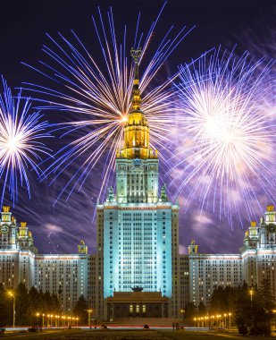 Sparrow Hills 'teki Lomonosov Moskova Devlet Üniversitesi' nde (geceleyin) havai fişek gösterisi, Rusya 'nın ana binası. Rusya 'nın en üst düzey eğitim kurumudur.