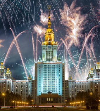 Sparrow Hills 'teki Lomonosov Moskova Devlet Üniversitesi' nde (geceleyin) havai fişek gösterisi, Rusya 'nın ana binası. Rusya 'nın en üst düzey eğitim kurumudur.
