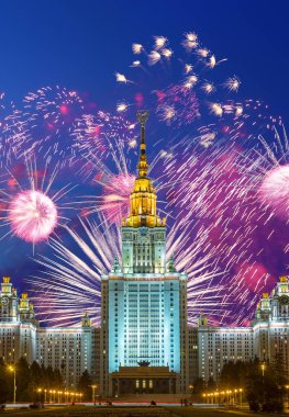 Sparrow Hills 'teki Lomonosov Moskova Devlet Üniversitesi' nde (geceleyin) havai fişek gösterisi, Rusya 'nın ana binası. Rusya 'nın en üst düzey eğitim kurumudur.