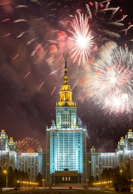 Sparrow Hills 'teki Lomonosov Moskova Devlet Üniversitesi' nde (geceleyin) havai fişek gösterisi, Rusya 'nın ana binası. Rusya 'nın en üst düzey eğitim kurumudur.