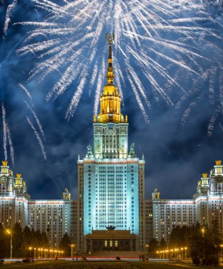 Sparrow Hills 'teki Lomonosov Moskova Devlet Üniversitesi' nde (geceleyin) havai fişek gösterisi, Rusya 'nın ana binası. Rusya 'nın en üst düzey eğitim kurumudur.
