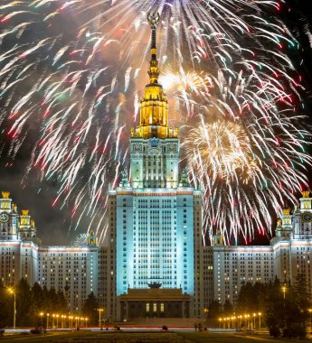 Sparrow Hills 'teki Lomonosov Moskova Devlet Üniversitesi' nde (geceleyin) havai fişek gösterisi, Rusya 'nın ana binası. Rusya 'nın en üst düzey eğitim kurumudur.