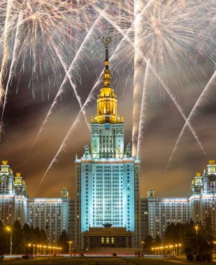 Sparrow Hills 'teki Lomonosov Moskova Devlet Üniversitesi' nde (geceleyin) havai fişek gösterisi, Rusya 'nın ana binası. Rusya 'nın en üst düzey eğitim kurumudur.