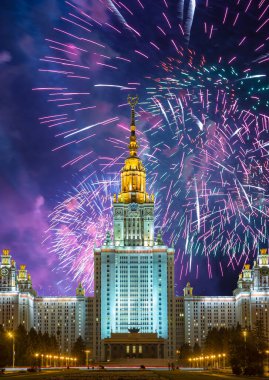 Sparrow Hills 'teki Lomonosov Moskova Devlet Üniversitesi' nde (geceleyin) havai fişek gösterisi, Rusya 'nın ana binası. Rusya 'nın en üst düzey eğitim kurumudur.