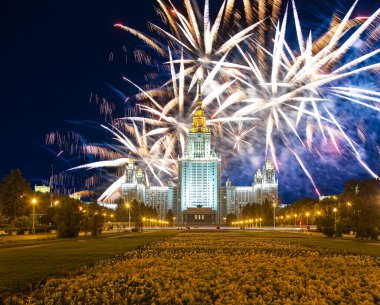 Sparrow Hills 'teki Lomonosov Moskova Devlet Üniversitesi' nde (geceleyin) havai fişek gösterisi, Rusya 'nın ana binası. Rusya 'nın en üst düzey eğitim kurumudur.