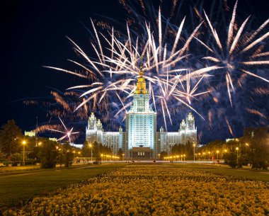 Sparrow Hills 'teki Lomonosov Moskova Devlet Üniversitesi' nde (geceleyin) havai fişek gösterisi, Rusya 'nın ana binası. Rusya 'nın en üst düzey eğitim kurumudur.