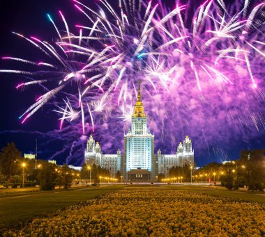 Sparrow Hills 'teki Lomonosov Moskova Devlet Üniversitesi' nde (geceleyin) havai fişek gösterisi, Rusya 'nın ana binası. Rusya 'nın en üst düzey eğitim kurumudur.