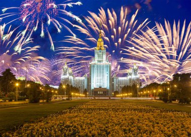 Sparrow Hills 'teki Lomonosov Moskova Devlet Üniversitesi' nde (geceleyin) havai fişek gösterisi, Rusya 'nın ana binası. Rusya 'nın en üst düzey eğitim kurumudur.