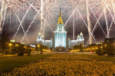 Sparrow Hills 'teki Lomonosov Moskova Devlet Üniversitesi' nde (geceleyin) havai fişek gösterisi, Rusya 'nın ana binası. Rusya 'nın en üst düzey eğitim kurumudur.