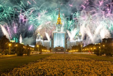 Sparrow Hills 'teki Lomonosov Moskova Devlet Üniversitesi' nde (geceleyin) havai fişek gösterisi, Rusya 'nın ana binası. Rusya 'nın en üst düzey eğitim kurumudur.