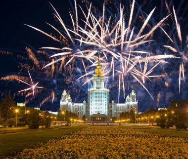 Sparrow Hills 'teki Lomonosov Moskova Devlet Üniversitesi' nde (geceleyin) havai fişek gösterisi, Rusya 'nın ana binası. Rusya 'nın en üst düzey eğitim kurumudur.