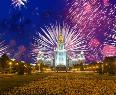 Sparrow Hills 'teki Lomonosov Moskova Devlet Üniversitesi' nde (geceleyin) havai fişek gösterisi, Rusya 'nın ana binası. Rusya 'nın en üst düzey eğitim kurumudur.
