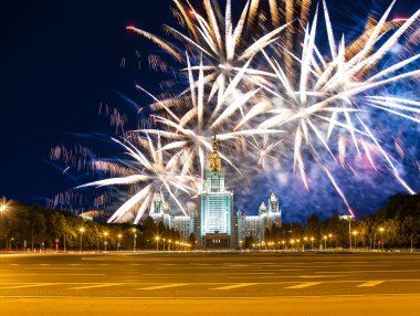 Sparrow Hills 'teki Lomonosov Moskova Devlet Üniversitesi' nde (geceleyin) havai fişek gösterisi, Rusya 'nın ana binası. Rusya 'nın en üst düzey eğitim kurumudur. 