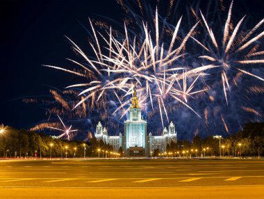 Sparrow Hills 'teki Lomonosov Moskova Devlet Üniversitesi' nde (geceleyin) havai fişek gösterisi, Rusya 'nın ana binası. Rusya 'nın en üst düzey eğitim kurumudur. 