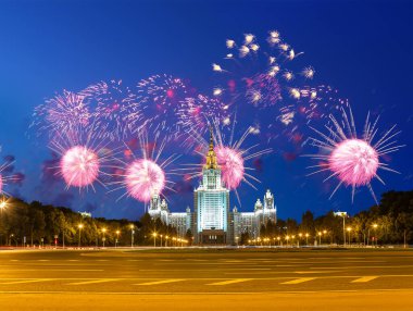 Sparrow Hills 'teki Lomonosov Moskova Devlet Üniversitesi' nde (geceleyin) havai fişek gösterisi, Rusya 'nın ana binası. Rusya 'nın en üst düzey eğitim kurumudur. 
