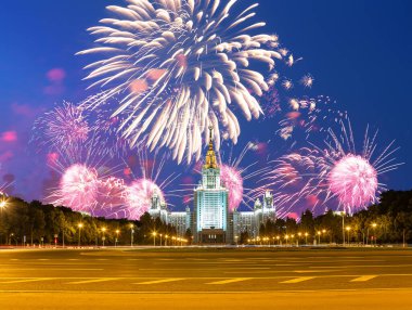 Sparrow Hills 'teki Lomonosov Moskova Devlet Üniversitesi' nde (geceleyin) havai fişek gösterisi, Rusya 'nın ana binası. Rusya 'nın en üst düzey eğitim kurumudur. 