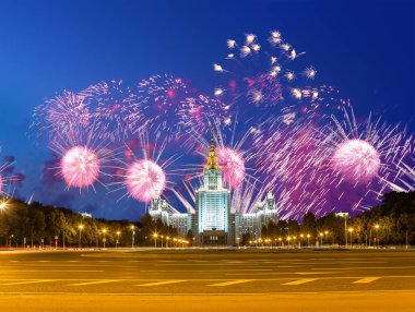 Sparrow Hills 'teki Lomonosov Moskova Devlet Üniversitesi' nde (geceleyin) havai fişek gösterisi, Rusya 'nın ana binası. Rusya 'nın en üst düzey eğitim kurumudur. 