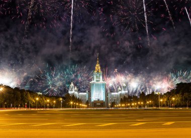 Sparrow Hills 'teki Lomonosov Moskova Devlet Üniversitesi' nde (geceleyin) havai fişek gösterisi, Rusya 'nın ana binası. Rusya 'nın en üst düzey eğitim kurumudur. 