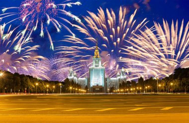 Sparrow Hills 'teki Lomonosov Moskova Devlet Üniversitesi' nde (geceleyin) havai fişek gösterisi, Rusya 'nın ana binası. Rusya 'nın en üst düzey eğitim kurumudur. 