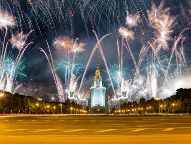 Sparrow Hills 'teki Lomonosov Moskova Devlet Üniversitesi' nde (geceleyin) havai fişek gösterisi, Rusya 'nın ana binası. Rusya 'nın en üst düzey eğitim kurumudur. 