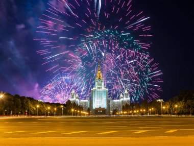 Sparrow Hills 'teki Lomonosov Moskova Devlet Üniversitesi' nde (geceleyin) havai fişek gösterisi, Rusya 'nın ana binası. Rusya 'nın en üst düzey eğitim kurumudur. 
