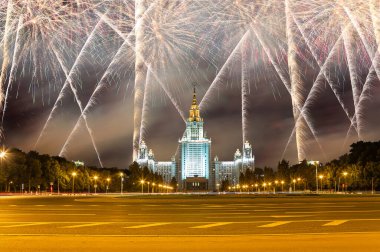 Sparrow Hills 'teki Lomonosov Moskova Devlet Üniversitesi' nde (geceleyin) havai fişek gösterisi, Rusya 'nın ana binası. Rusya 'nın en üst düzey eğitim kurumudur. 
