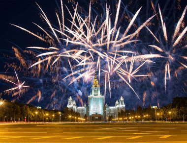 Sparrow Hills 'teki Lomonosov Moskova Devlet Üniversitesi' nde (geceleyin) havai fişek gösterisi, Rusya 'nın ana binası. Rusya 'nın en üst düzey eğitim kurumudur. 