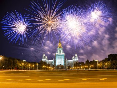 Sparrow Hills 'teki Lomonosov Moskova Devlet Üniversitesi' nde (geceleyin) havai fişek gösterisi, Rusya 'nın ana binası. Rusya 'nın en üst düzey eğitim kurumudur. 