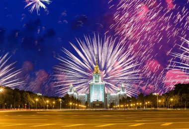 Sparrow Hills 'teki Lomonosov Moskova Devlet Üniversitesi' nde (geceleyin) havai fişek gösterisi, Rusya 'nın ana binası. Rusya 'nın en üst düzey eğitim kurumudur. 