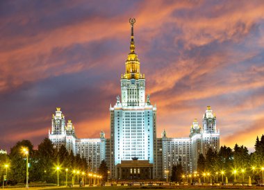 Sparrow Hills 'teki Lomonosov Moskova Devlet Üniversitesi (güzel bir günbatımının arka planında), Rusya' nın ana binası. Rusya 'nın en üst düzey eğitim kurumudur.