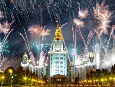 Sparrow Hills 'teki Lomonosov Moskova Devlet Üniversitesi' nde (geceleyin) havai fişek gösterisi, Rusya 'nın ana binası. Rusya 'nın en üst düzey eğitim kurumudur.